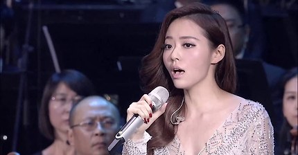 인간의 목소리로는 부를 수 없게 쓰여졌다는 영화 '제 5원소'의 디바송을 부르는 제인 장