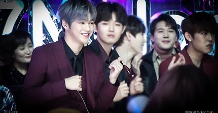 171202 멜론뮤직어워드 대기석 - 따르릉 ♬ 핵귀욤 ㅜㅜ (강다니엘 Focus)
