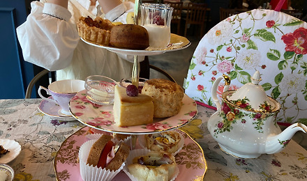 지치고 힘들 때<br>에프터눈 티를 먹곤<br>해.