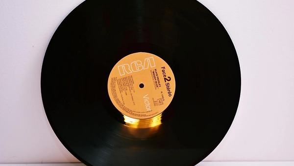 분노라는 이름의 낡은 레코드판을 돌리며