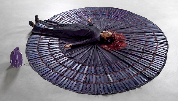 태양광 패널 드레스와 홀로그램 남편