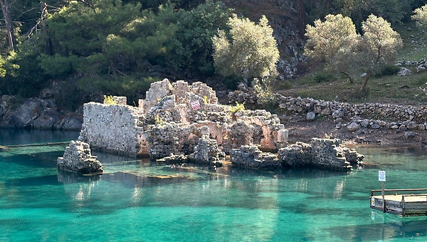 요트의 낮과 라운지의 밤 사이