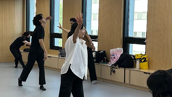 홍시 맛이 나서  홍시라 생각한 것이온데