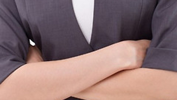 팔짱 끼는 모습으로 알아보는 당신의 성격