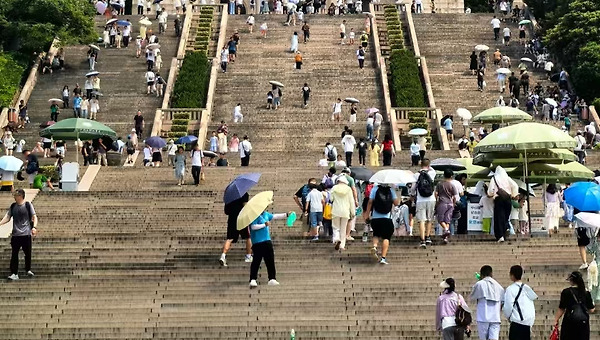 살아서 왕이 된 남자, 죽어서 왕이 된 남자