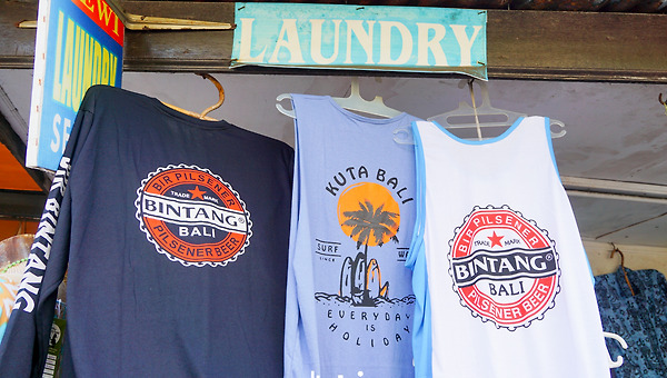 민소매 빈땅 티셔츠와 빨래방 