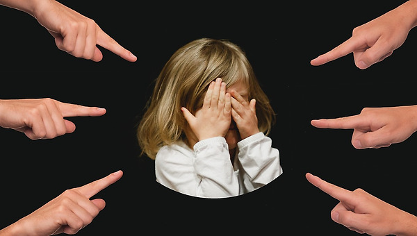 "왜 나를 탓할까?" 피해자 비난에 숨은 심리