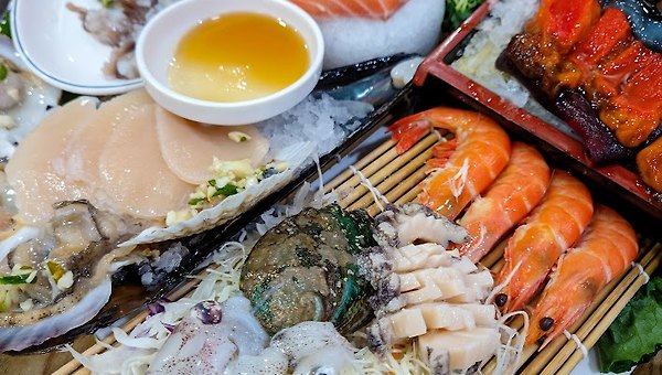 횟집 식사는 섬세한 살결처럼