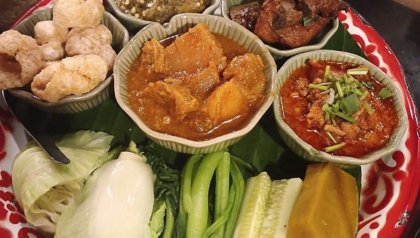 방전된 내향인이 치앙마이 식당에서 '폭죽'이 된 사연.