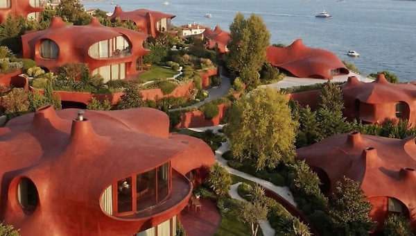 바다와 벽 하나를 사이에 둔 집