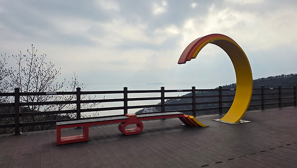 색채 없이 짙어진 여행