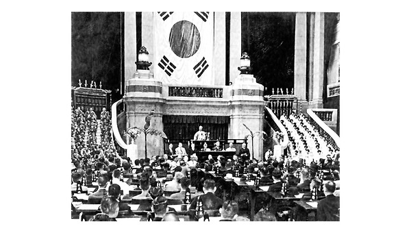 헌법을 가장 잘 아는 사람이, 가장 잘 짓밟는다