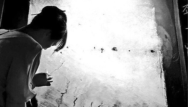 검은 벽 앞의 독백 