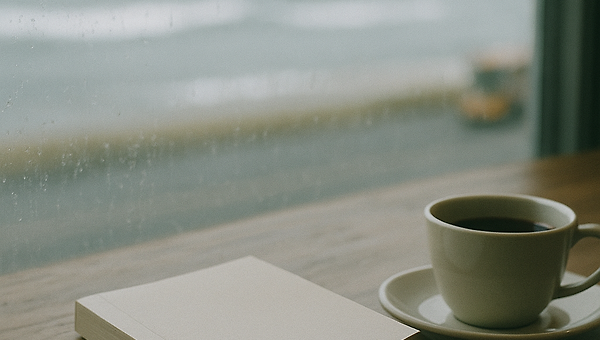 20. 제주 바닷가 카페 창가에서