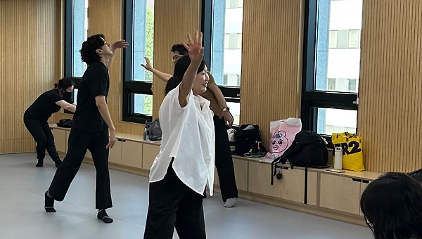 홍시 맛이 나서  홍시라 생각한 것이온데