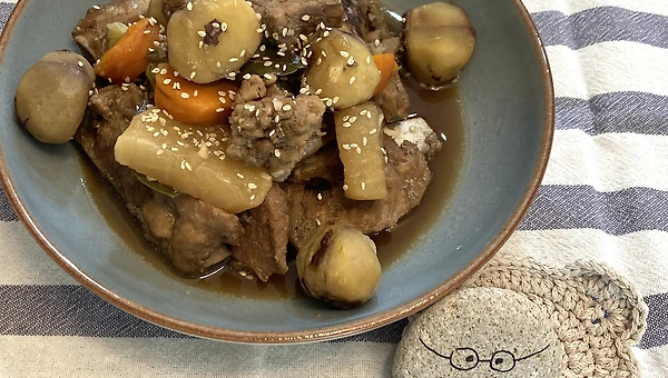 순한 간장 양념으로 돼지(등) 갈비찜