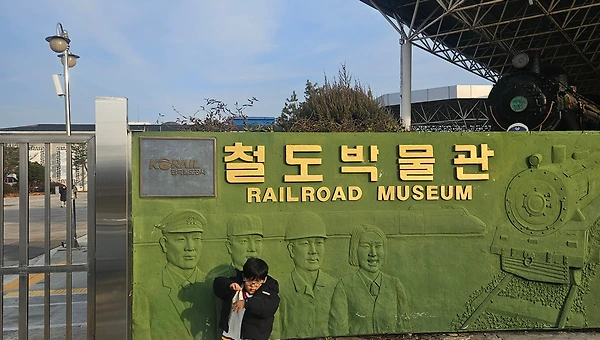 기차 안 가는 기차 엉덩이에서 맛있는 것 사서