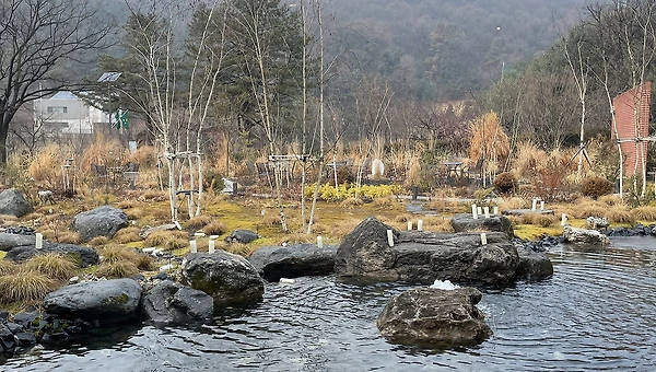 목 늘어난 티에 선글라스 