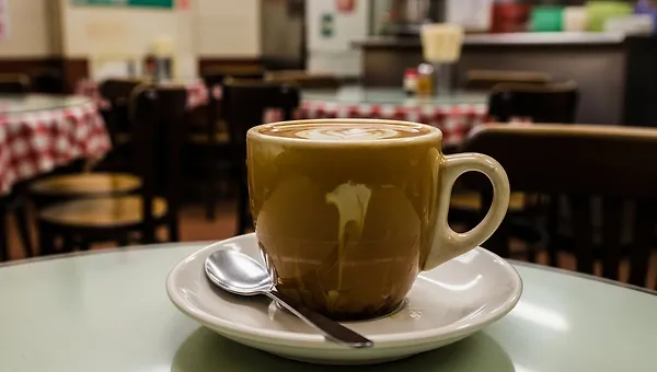 커피 이야기 - 홍콩 유엔양, 혼종의 도시가 만든 맛