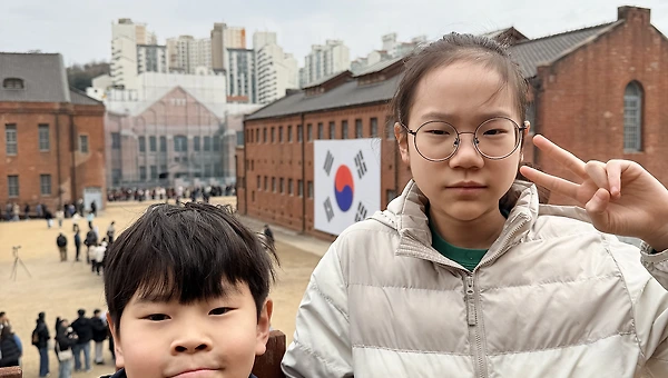 붉은 벽돌 담장 너머, 아이의 눈으로 다시 쓴 삼일절