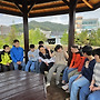 산책 후 정자에서 도란도란..