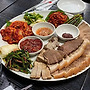 촉촉한 수육 한 점에 ..