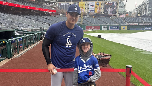 “엄마, 오타니가 나를 봤어요” 빗속에서 3시간을 기다린 소년에게 찾아온 기적