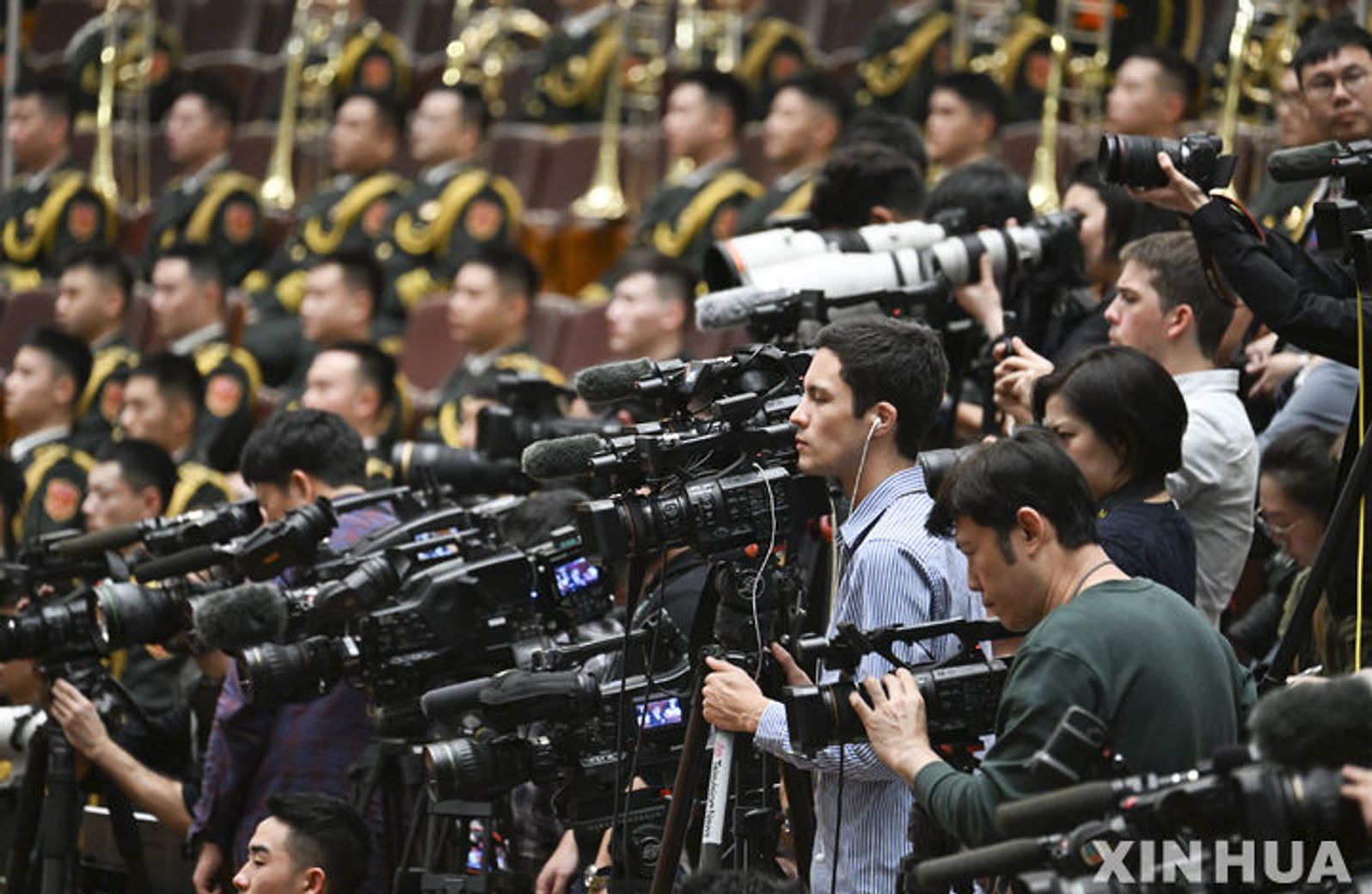 중국 전인대 개회 취재하는 기자들