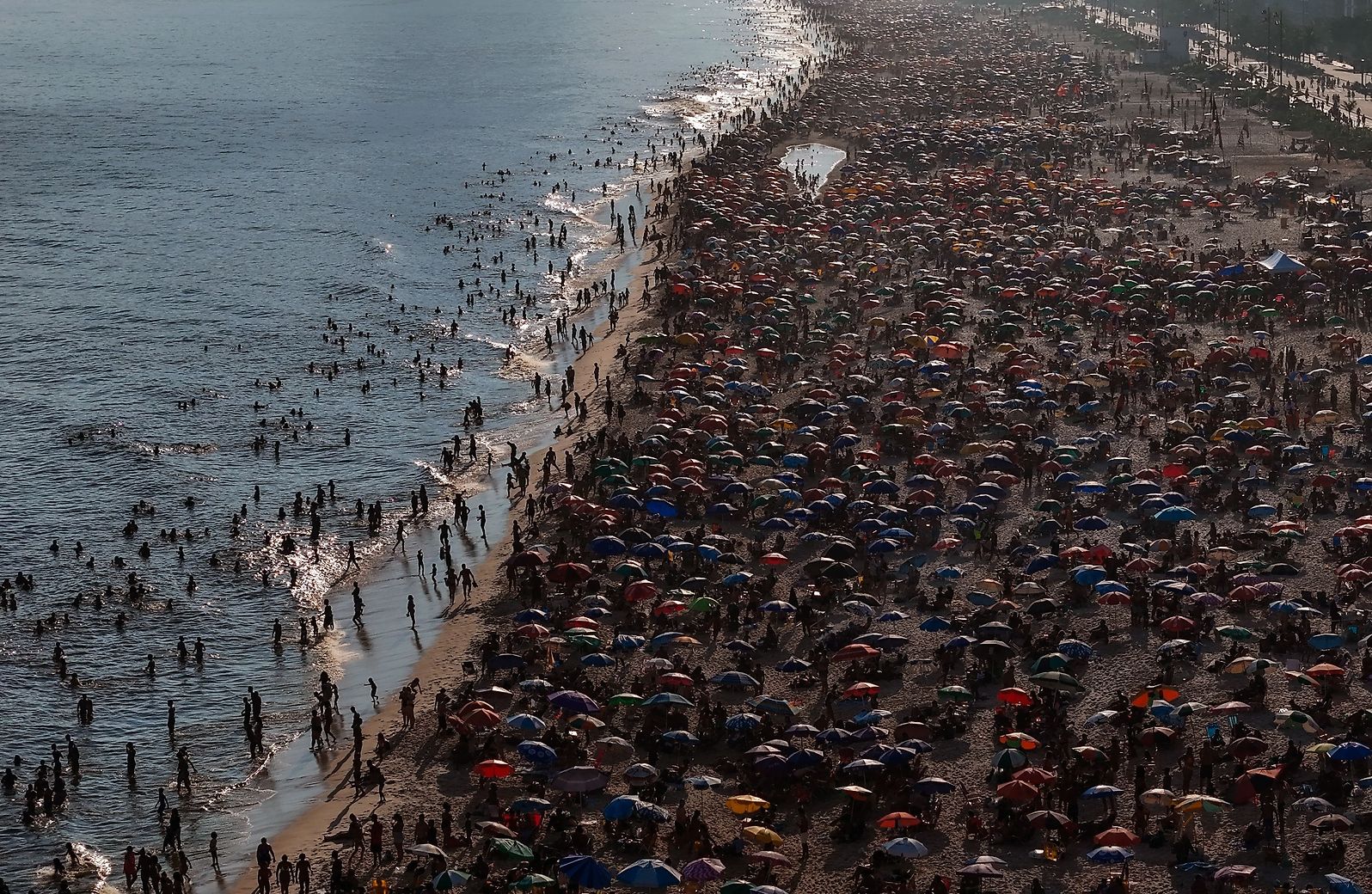 [더 한장] 체감 온도 62도 폭염, 브라질 리우 해변은 인산인해
