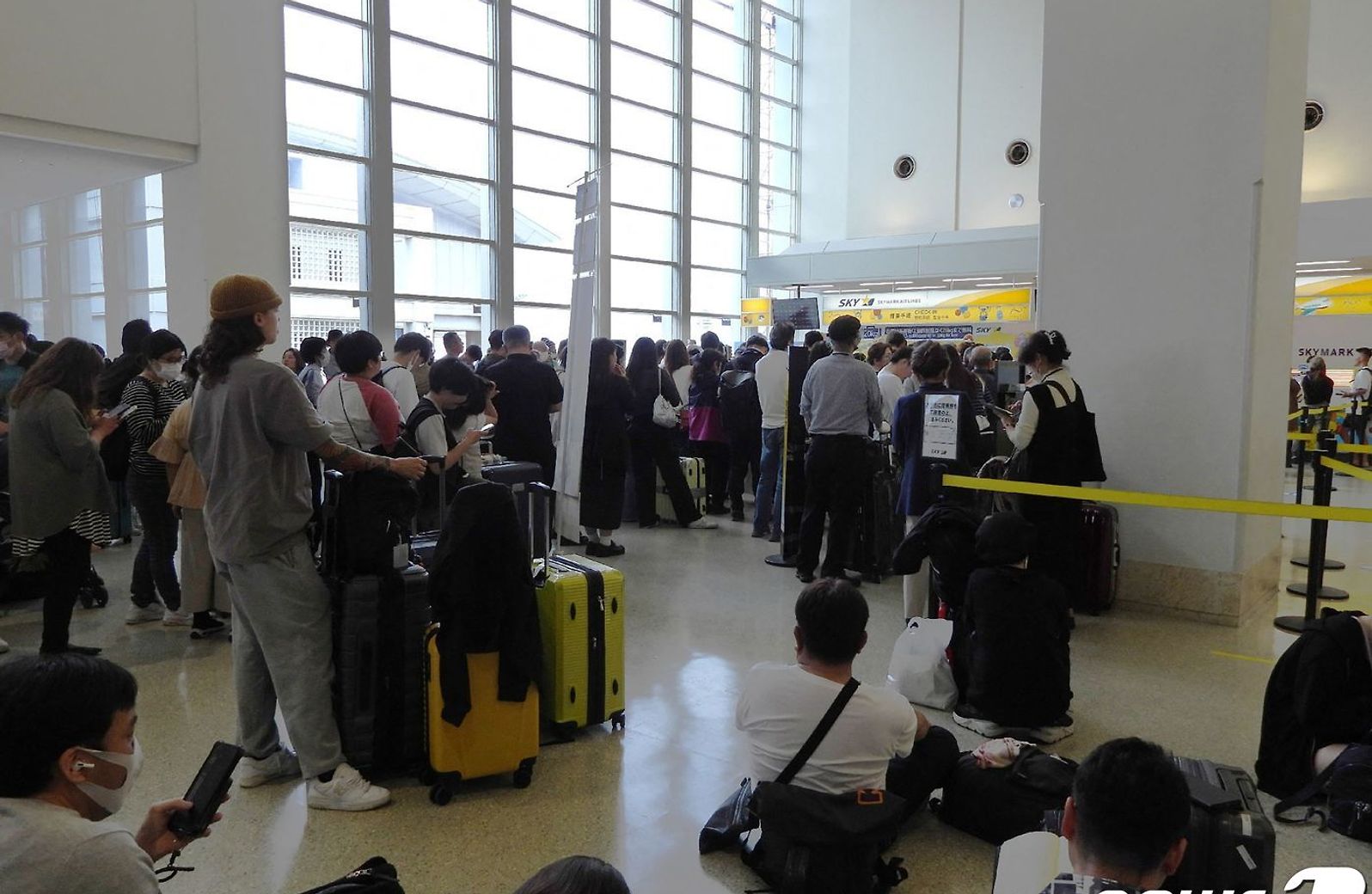 [포토] 쓰나미 경보 발령…오키나와 나하 공항으로 모인 사람들