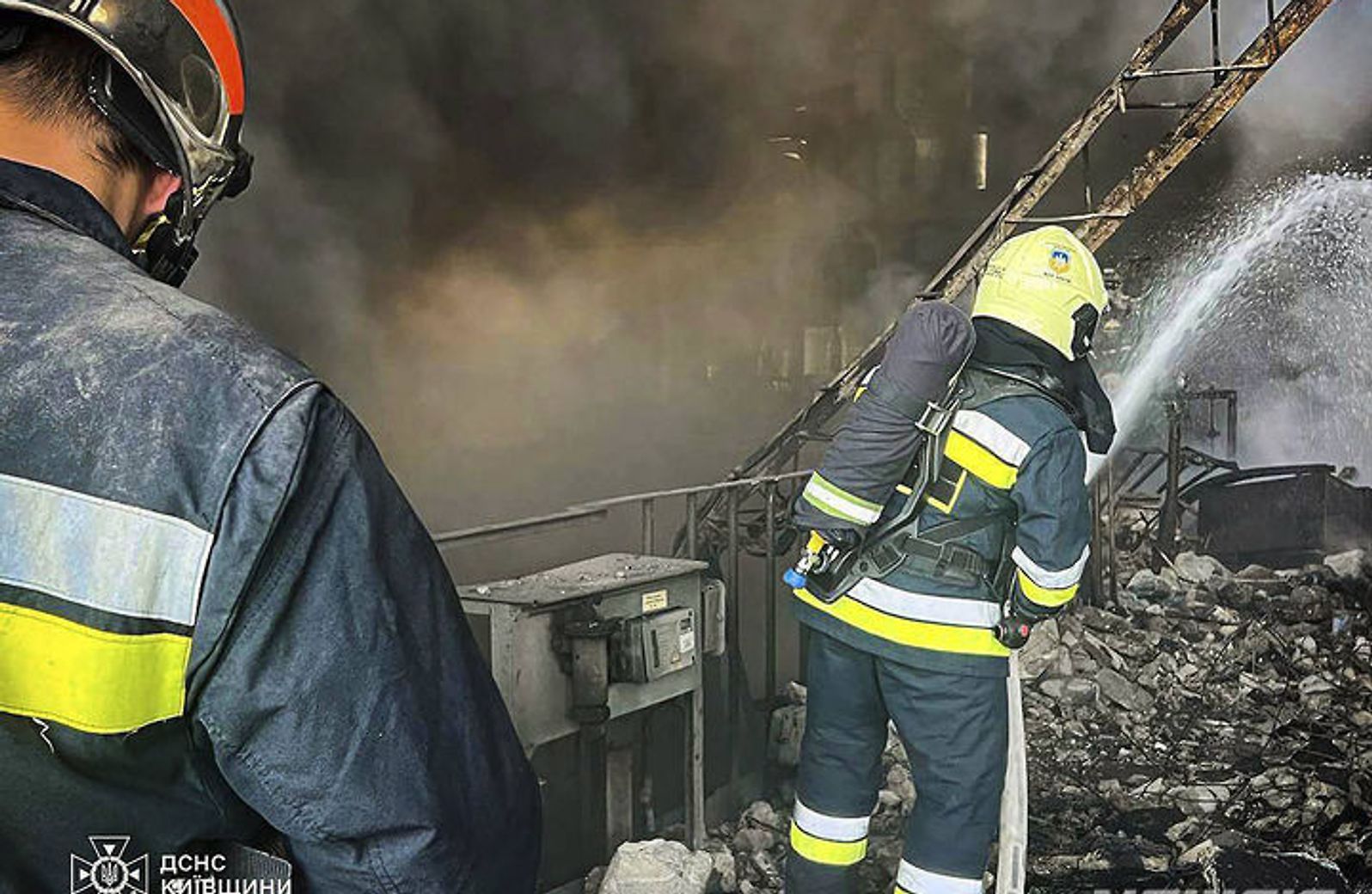 러 공습 발전소 화재 진압하는 우크라 소방관들