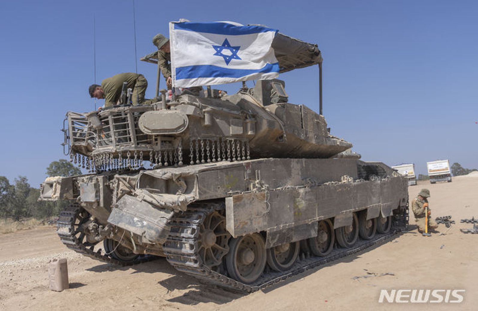 APC에 국기 부착하는 이스라엘 군인