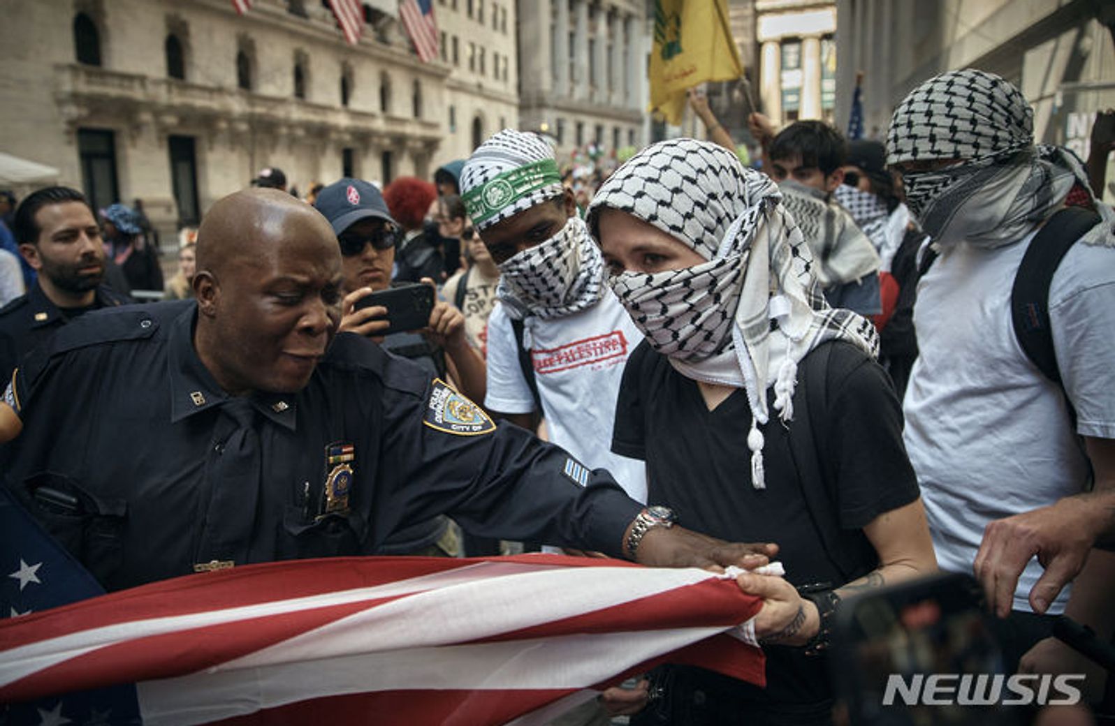 시위대 간 다툼 제지하는 뉴욕 경찰