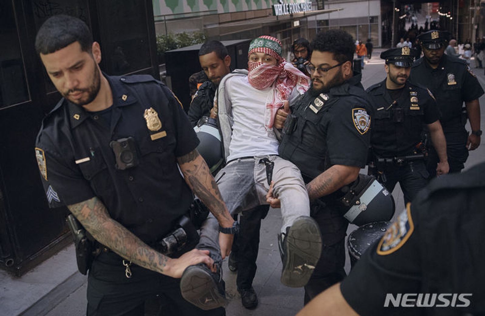 친팔레스타인 시위자 연행하는 뉴욕 경찰