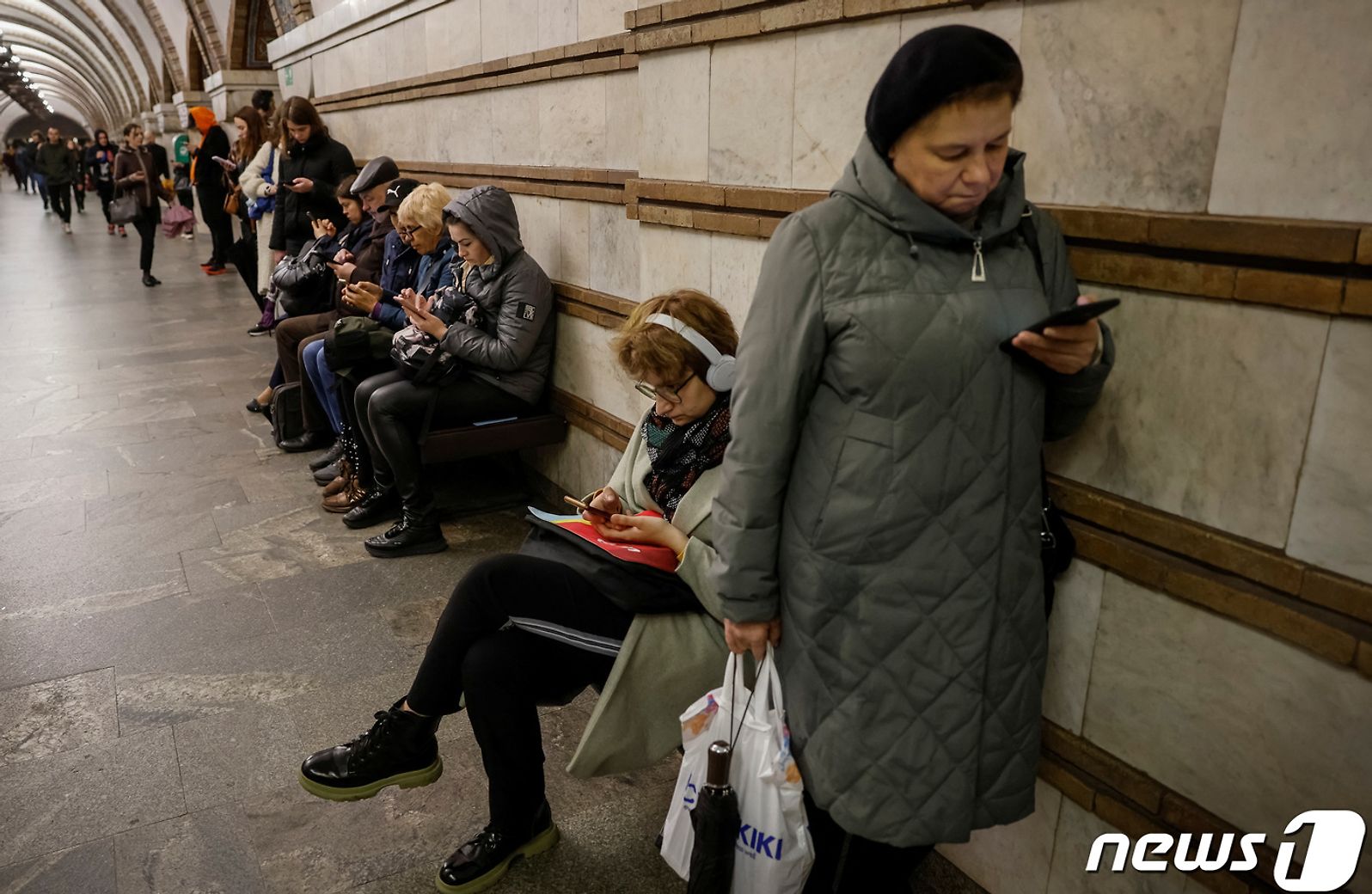 [포토] 키이우 지하철로 피신한 시민들
