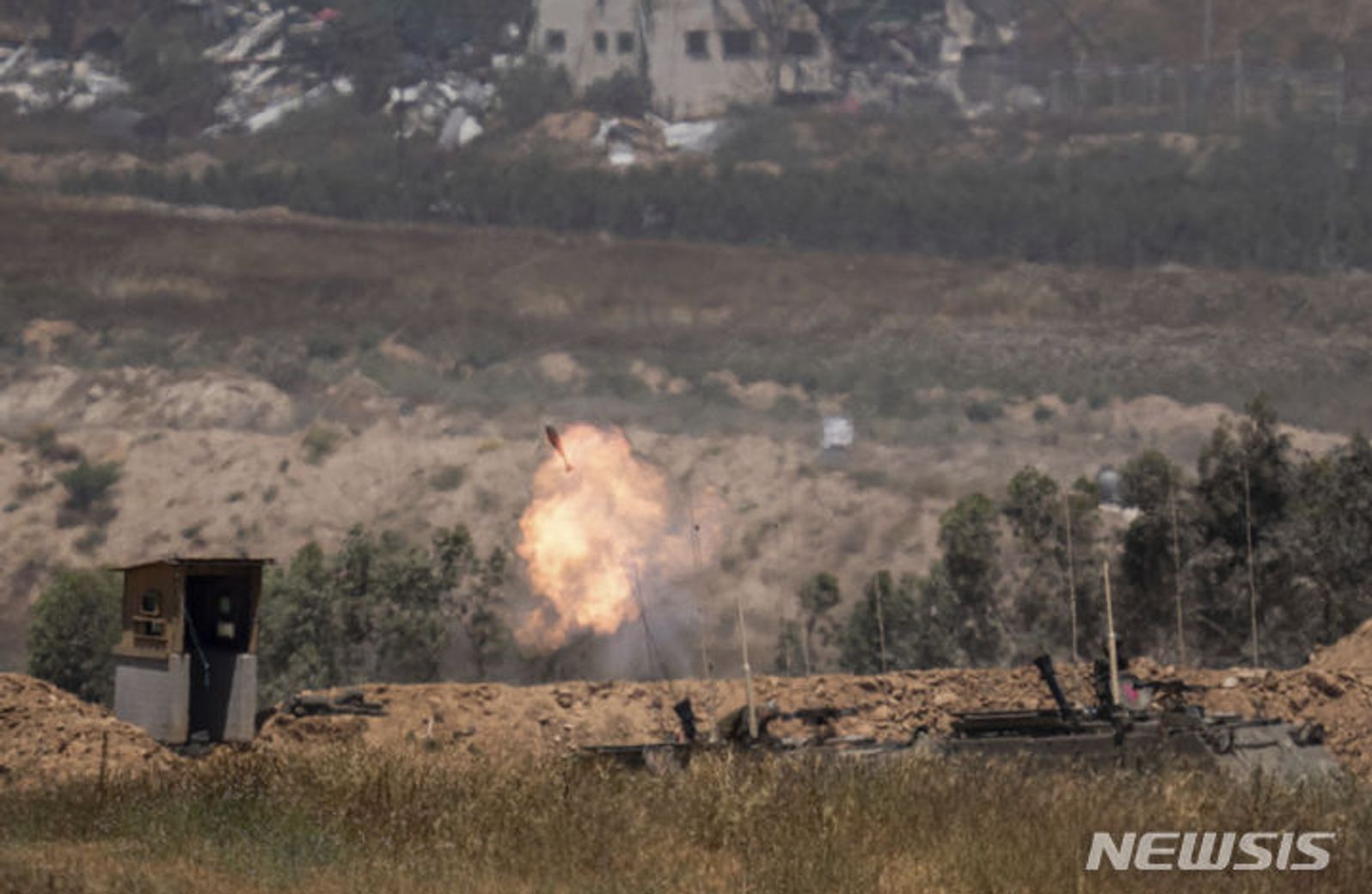 가자지구로 박격포 발사하는 이스라엘 군인들