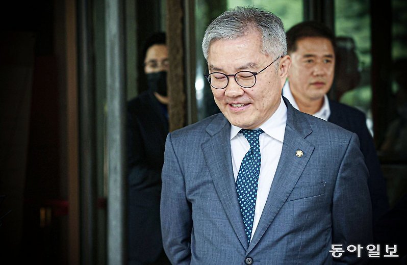 웃으며 법정 향했지만… 씁쓸한 미소 남긴 채 법원 나선 최강욱[청계천 옆 사진관]