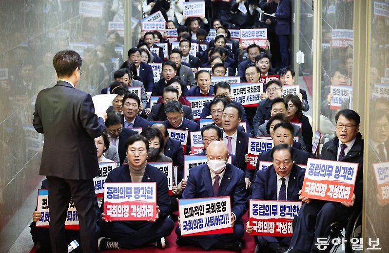 “국회의장 사퇴하라”…의장실 앞 농성 벌인 국민의힘[청계천 옆 사진관]