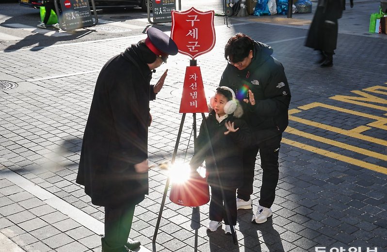 세상을 비추는 밝은 빛 ‘구세군 자선냄비’ 모금 시작[청계천 옆 사진관]