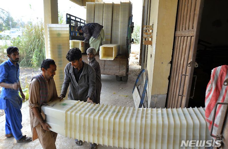 총선 앞두고 투표함 준비하는 파키스탄 근로자들