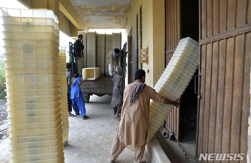 총선 앞두고 투표함 옮기는 파키스탄 근로자들