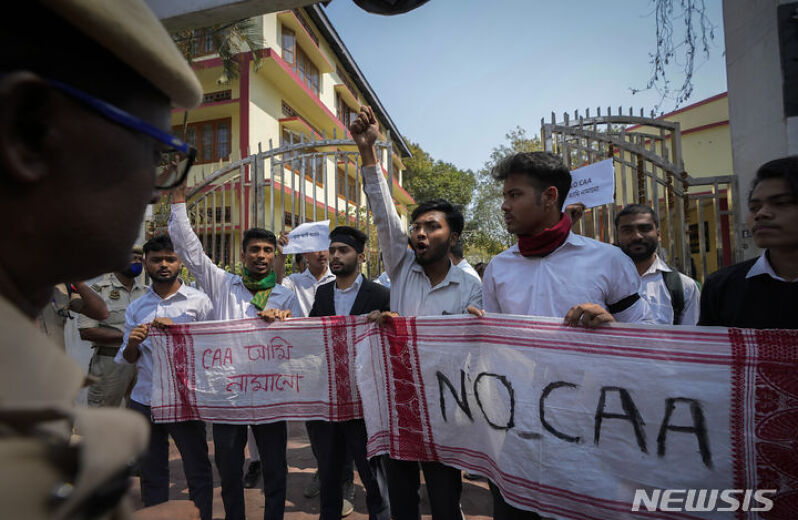 CAA 반대 구호 외치는 인도 학생들