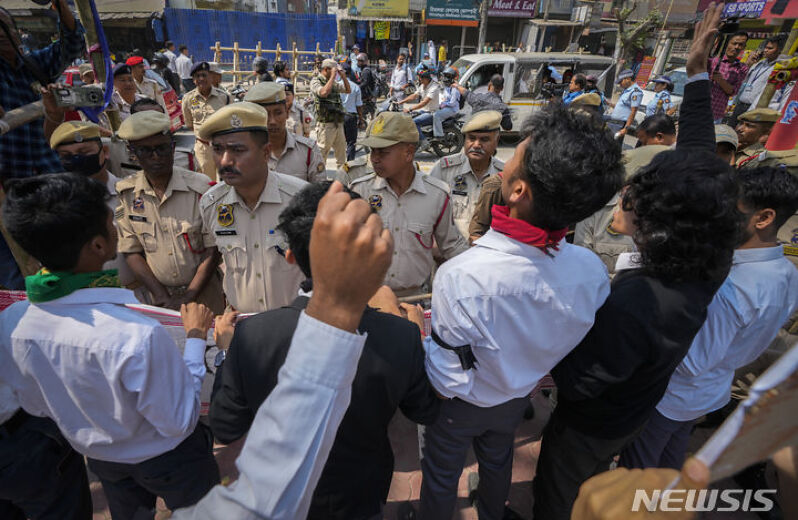 경찰과 대치한 인도 CAA 반대 시위 학생들