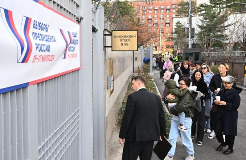 [오늘의 1면 사진] 대선 투표 위해 대사관 찾은 러시아인들