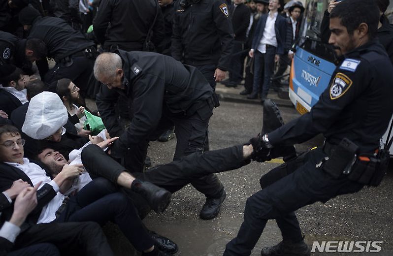 시위 '하레디' 끌어내는 이스라엘 경찰