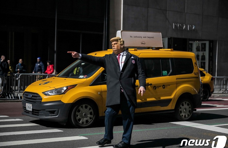 뉴욕 트럼프 타워 앞 교통 정리하는 트럼프 모조품