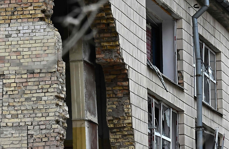러시아 미사일 포격 받아 허물어진 키이우의 건물