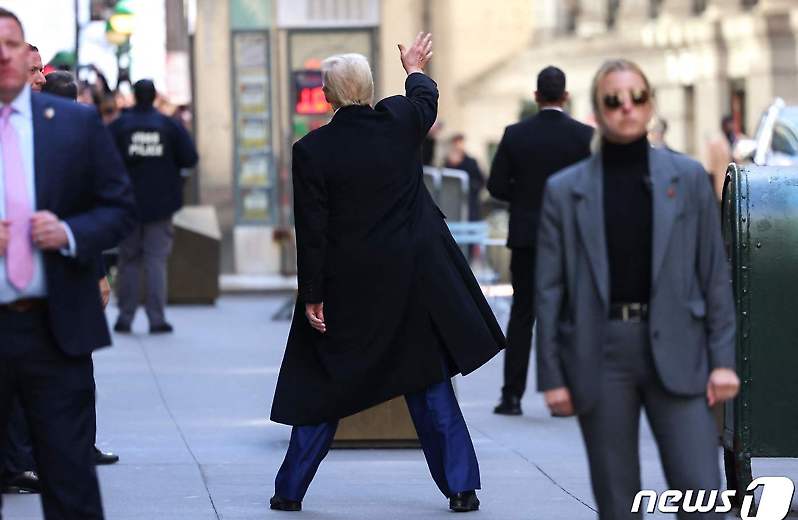 뉴욕 법원서 재판 마치고 떠나며 손 흔드는 트럼프