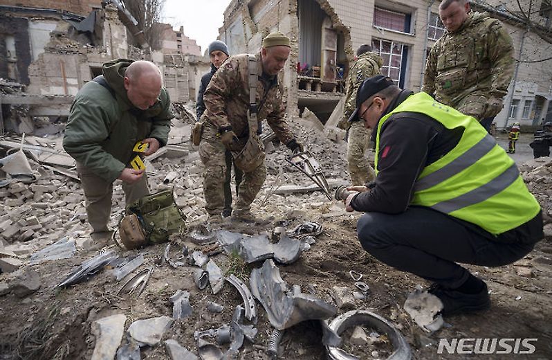 러 미사일 잔해 수집하는 우크라이나 군사 전문가들