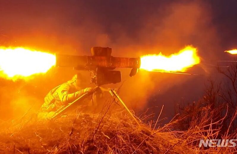 대전차 미사일 발사하는 러시아 군인
